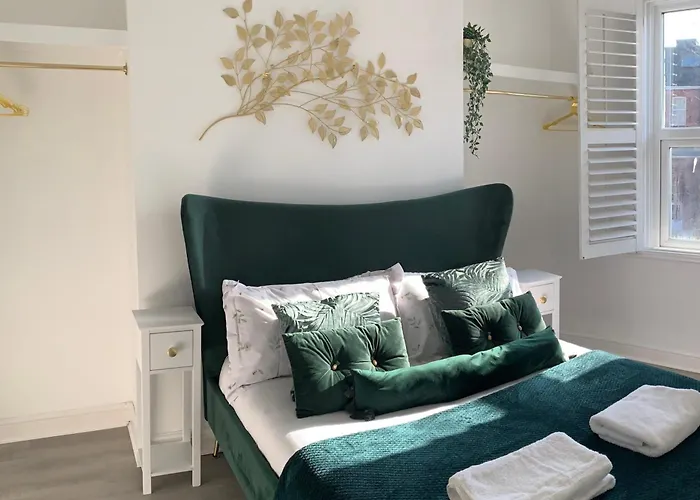 Modern Town Centre Flat - Free Shared Parking, King Size Bed, 5 Minutes Walk To Beach