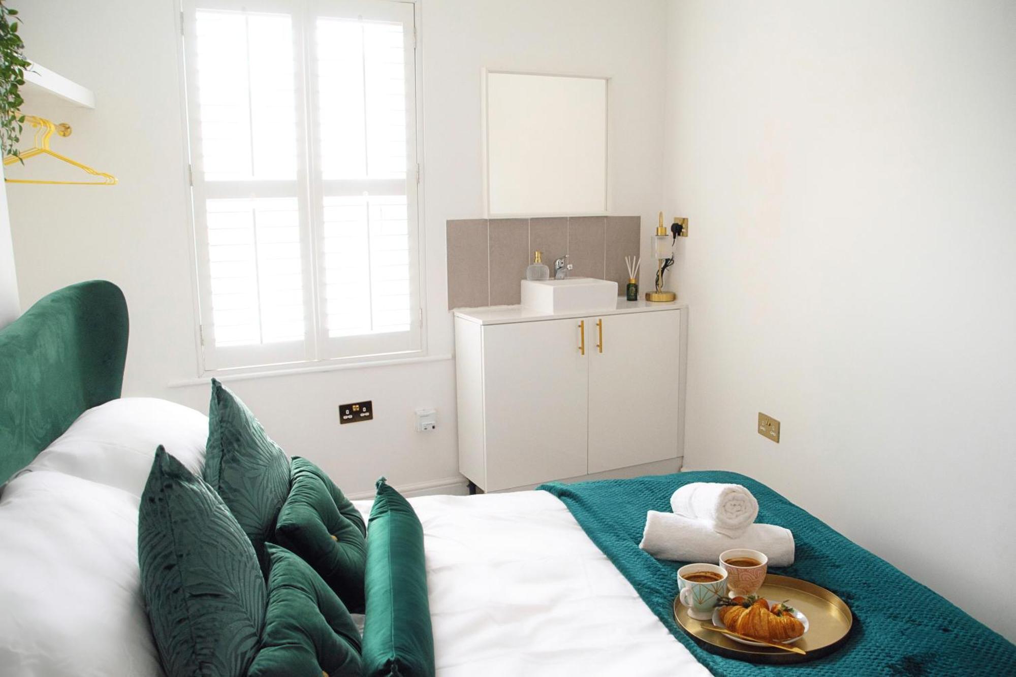 Appartement Modern Town Centre Flat - Free Shared Parking, King Size Bed, 5 Minutes Walk To *
