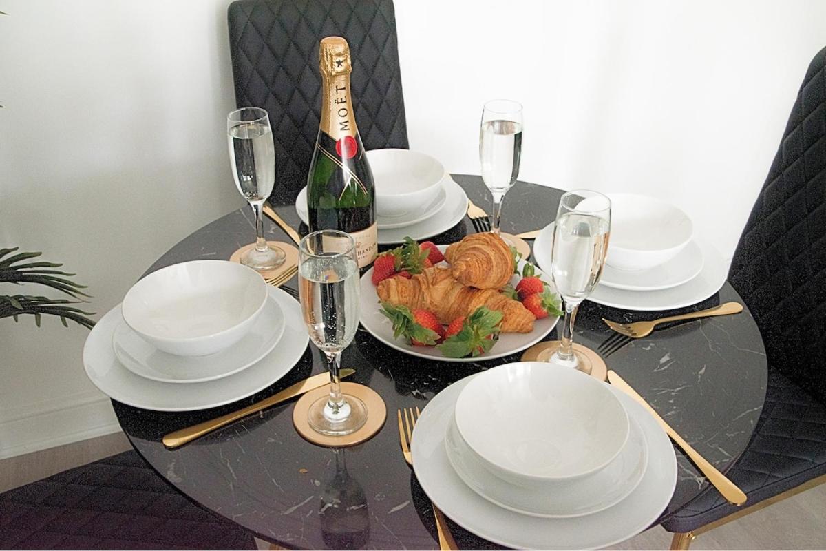 Modern Town Centre Flat - Free Shared Parking, King Size Bed, 5 Minutes Walk To Appartement