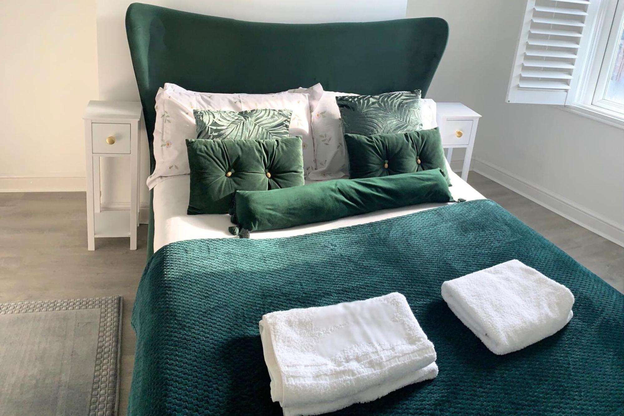 Appartement Modern Town Centre Flat - Free Shared Parking, King Size Bed, 5 Minutes Walk To *