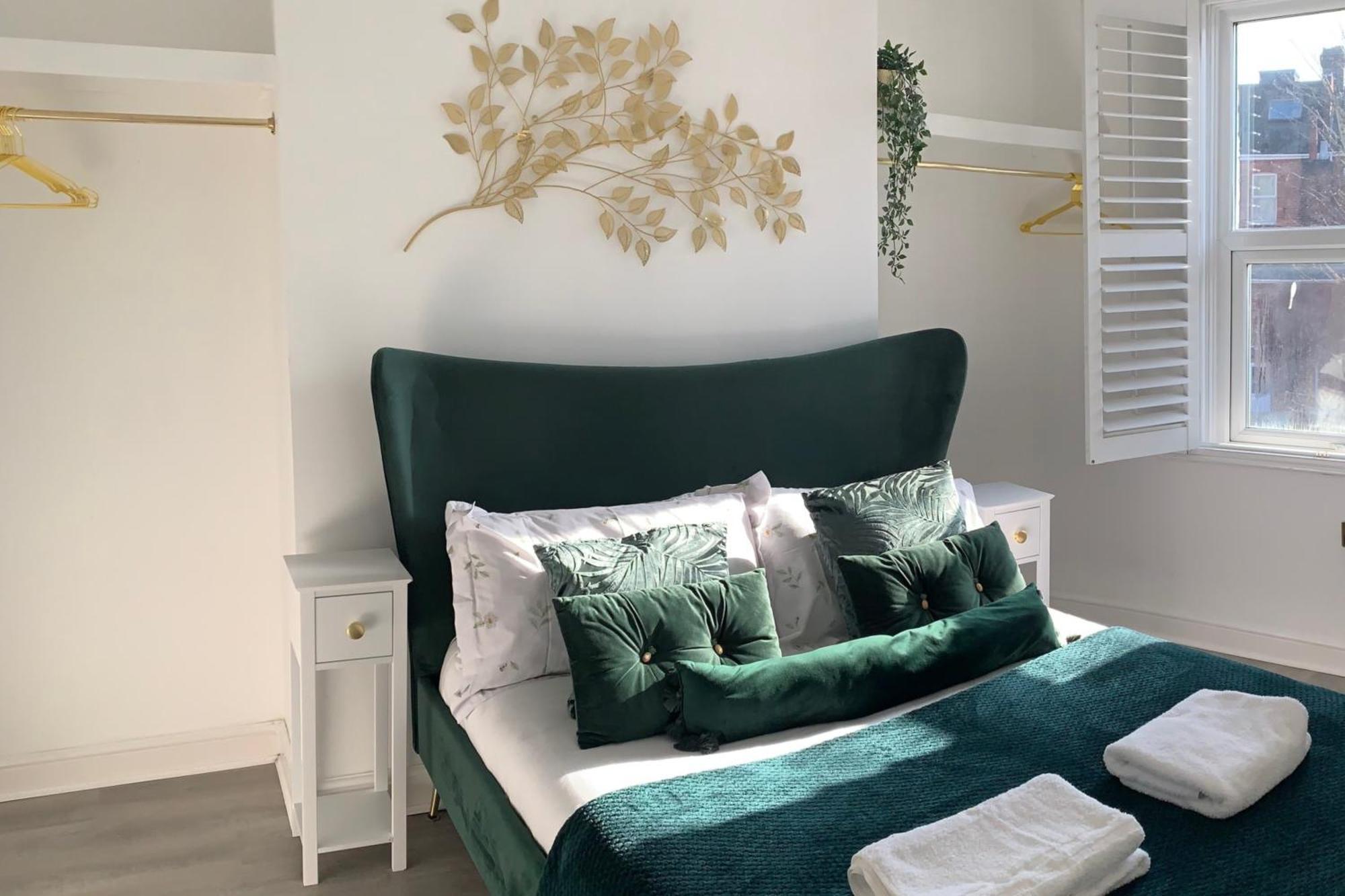 Modern Town Centre Flat - Free Shared Parking, King Size Bed, 5 Minutes Walk To Appartement