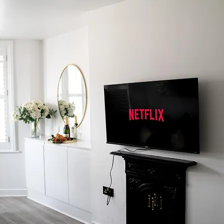 Modern Town Centre Flat - Free Shared Parking, King Size Bed, 5 Minutes Walk To Beach Bournemouth Exterior photo