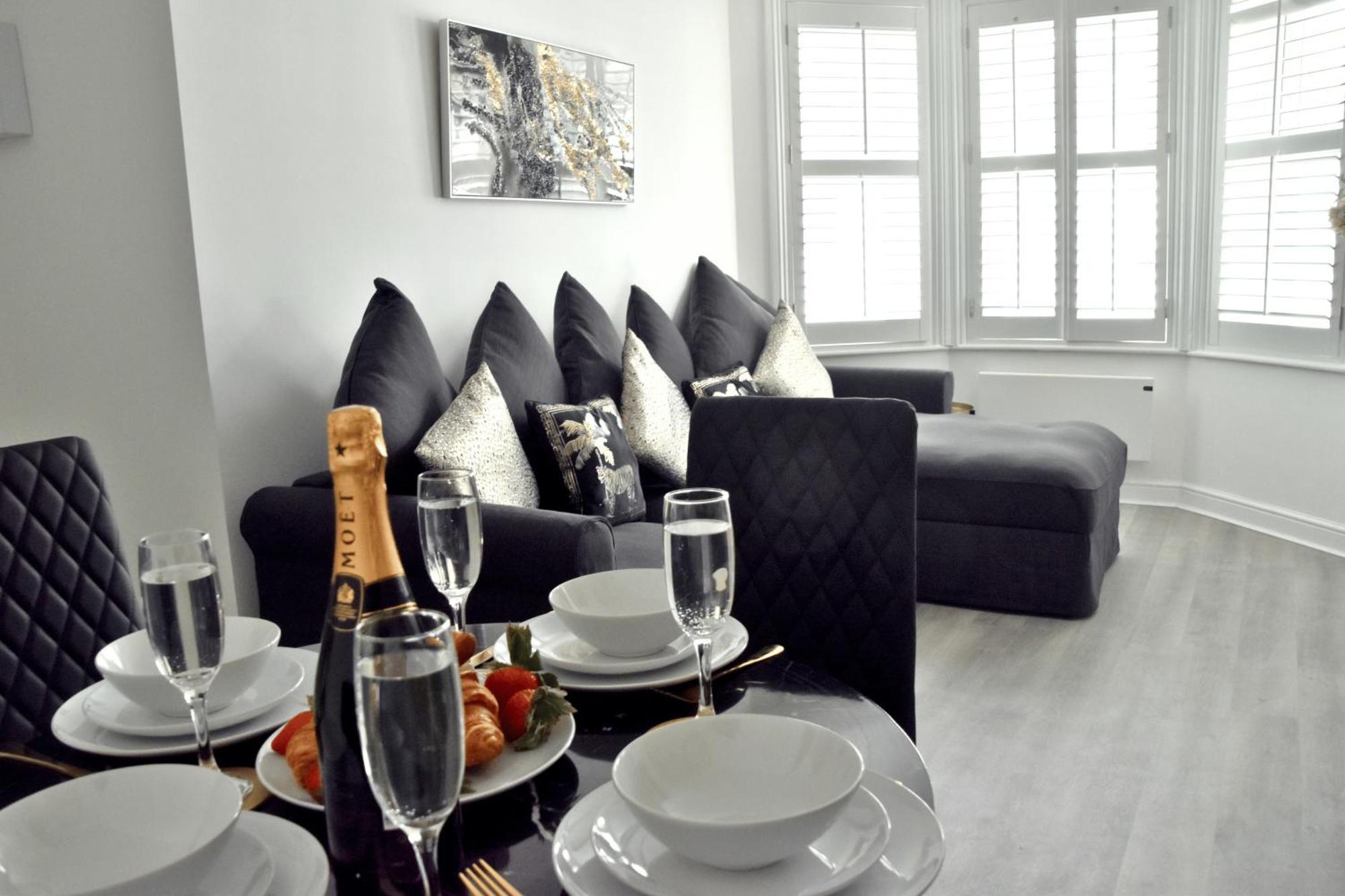 Modern Town Centre Flat - Free Shared Parking, King Size Bed, 5 Minutes Walk To Bornemouth