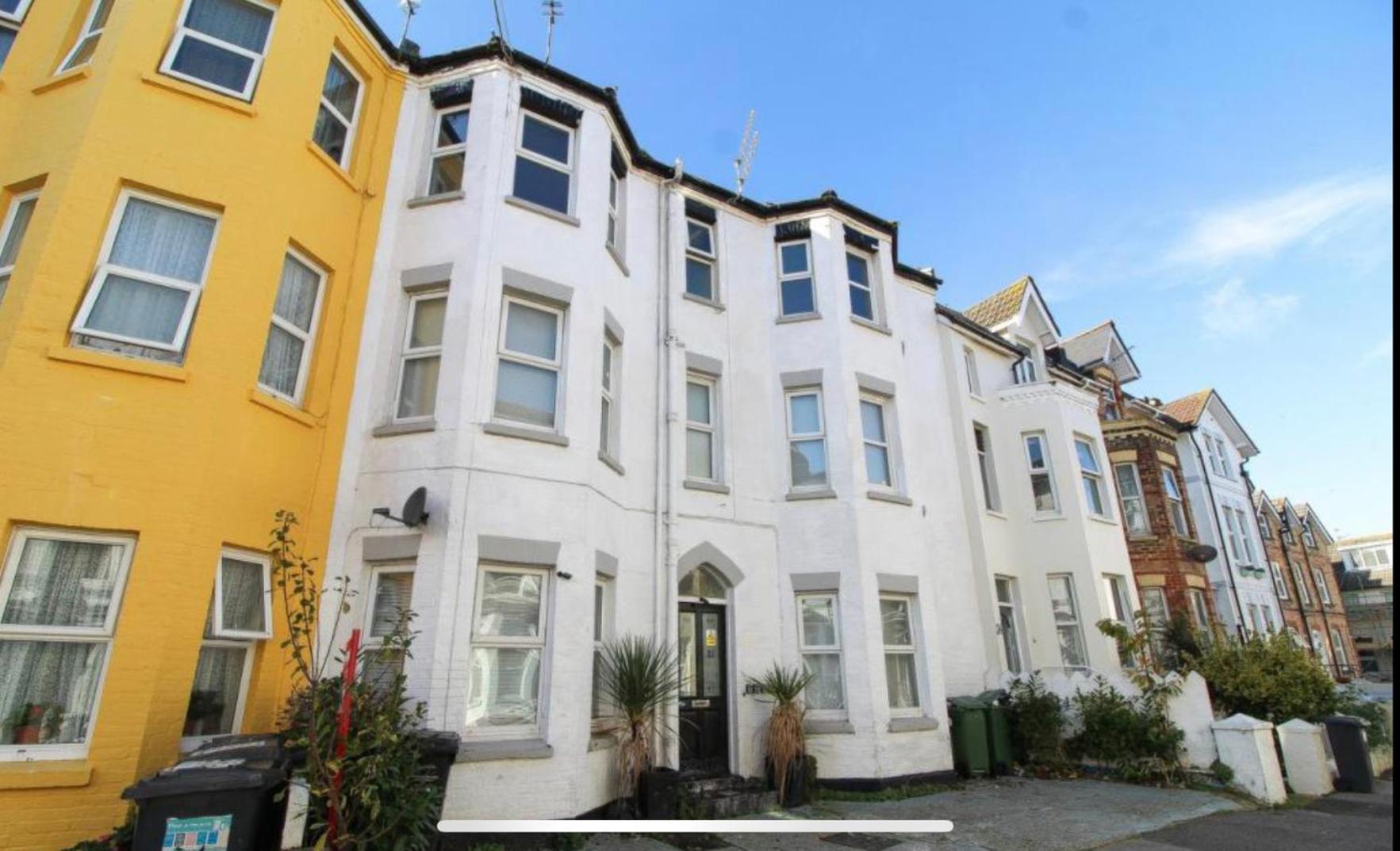 Modern Town Centre Flat - Free Shared Parking, King Size Bed, 5 Minutes Walk To Bornemouth