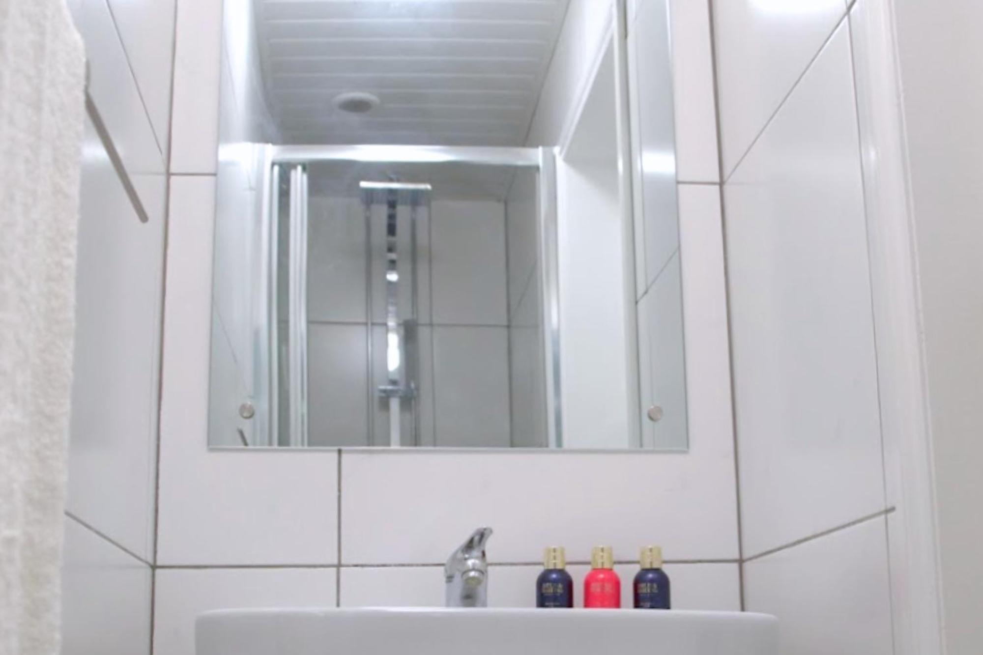 Apartamento Modern Town Centre Flat - Free Shared Parking, King Size Bed, 5 Minutes Walk To