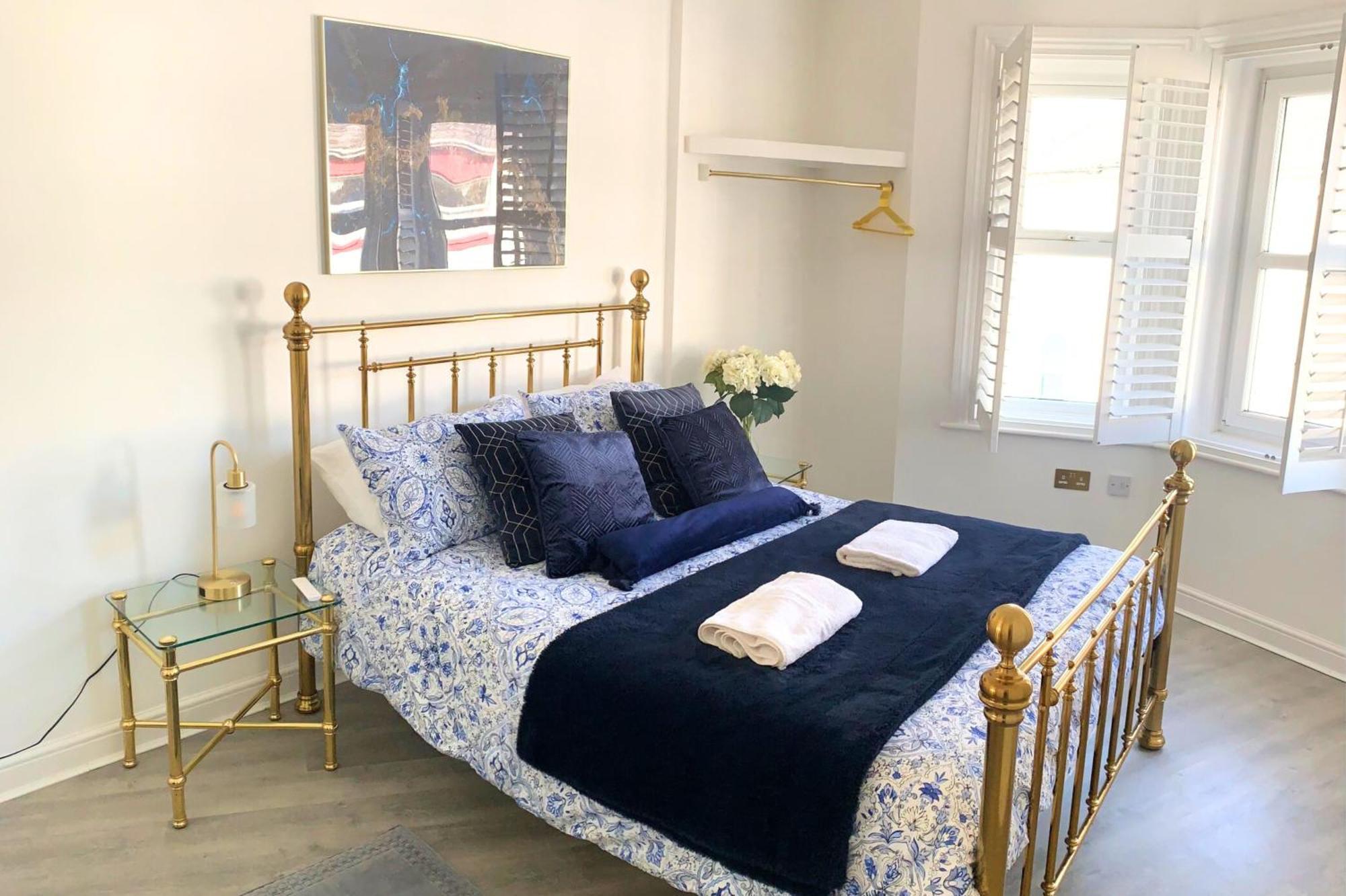 Modern Town Centre Flat - Free Shared Parking, King Size Bed, 5 Minutes Walk To